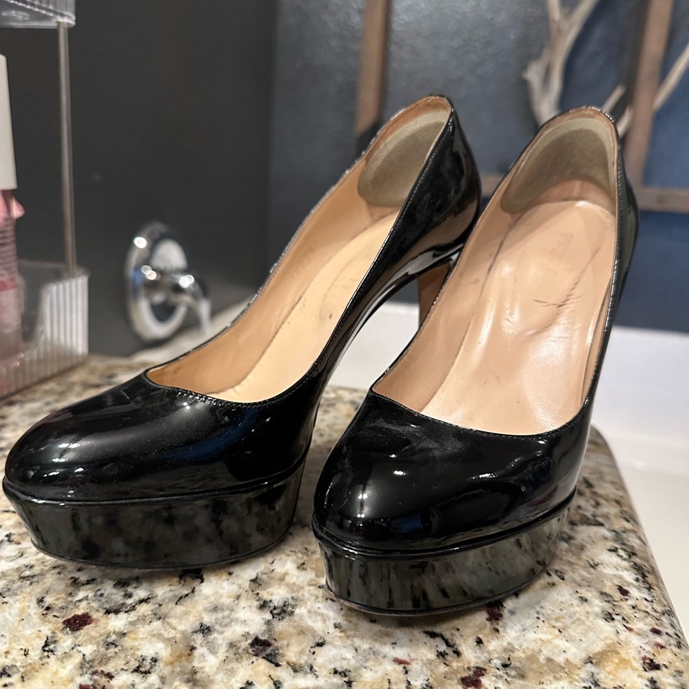 Black patent leather size 6 Sergio Rossi heels. Very used - Picture 3 of 7